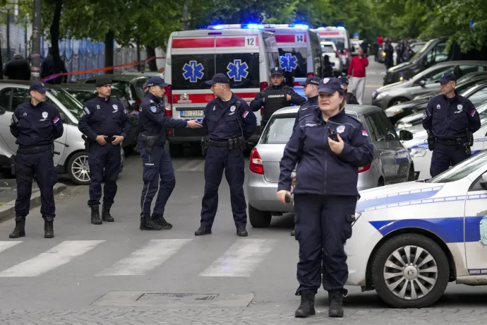 Rendőrök lezárják az iskolához vezető utcát – Fotó: Darko Vojinovic / AP / MTI