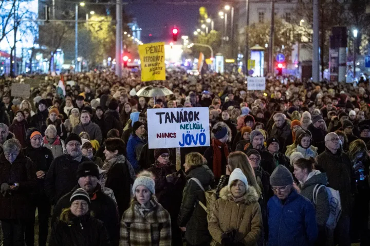 A Tanítanék Mozgalom tüntetése a a Klebelsberg Központ budapesti épülete előtt 2022. december 4-én – Fotó: Bődey János / Telex