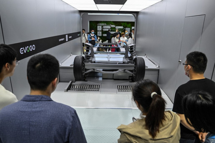 A CATL standjánál álló látogatók a 20. Shanghai International Automobile Industry Exhibition-ön 2023. április 20-án. Fotó:AFP/Europress 