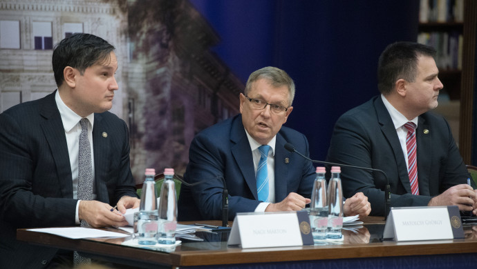 Budapest, 2019. március 26. Matolcsy György, a Magyar Nemzeti Bank (MNB) elnöke (k) a monetáris tanács döntésérõl tartott sajtótájékoztatón a jegybank székházában 2019. március 26-án. Mellette Nagy Márton (b) és Windisch László alelnökök. MTI/Koszticsák Szilárd