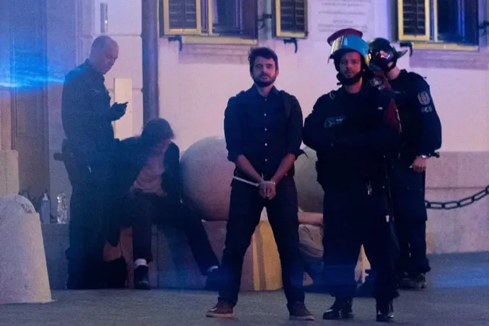 Hajnalban engedték ki a tüntetésről elvitt momentumos politikust