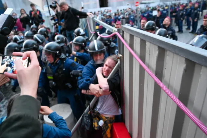 Itt a rendőrségi összesítő a tüntetésről: nyolc embert az arca eltakarása miatt jelentettek fel