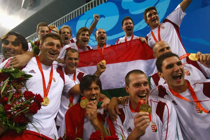 A magyar csapat ünnepel a dobogón, miután az Egyesült Államok legyőzésével aranyérmet nyert a 2008-as pekingi olimpiai játékokon – Fotó: Lars Baron / Getty Images