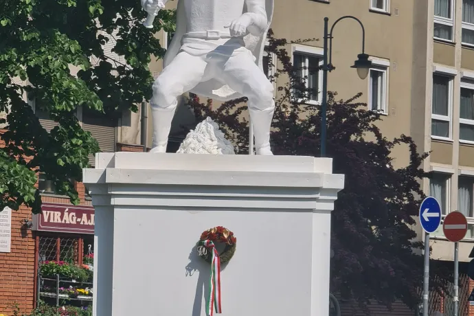 Egy ismeretlen művész egy méltó kupaccal gondolta tovább a ló nélküli lovasszobrot Ferencvárosban