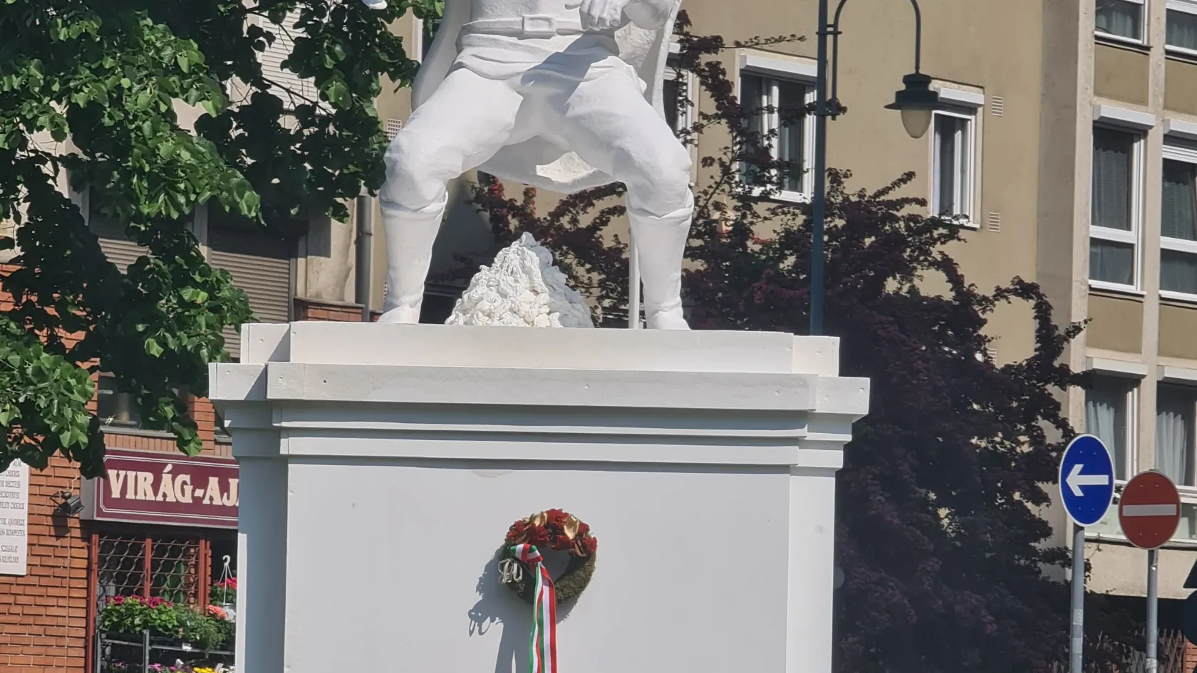 Egy ismeretlen művész egy méltó kupaccal gondolta tovább a ló nélküli lovasszobrot Ferencvárosban