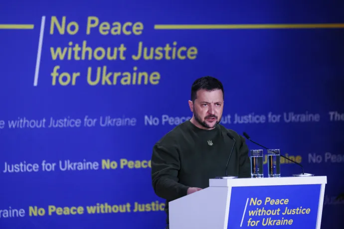 Volodimir Zelenszkij ukrán elnök beszédet mond Hágában 2023. május 4-én – Fotó: Yves Herman / REUTERS