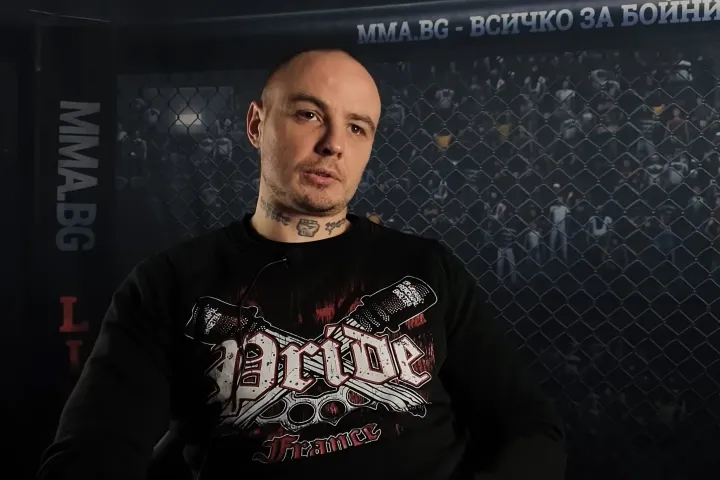 Tomasz Szkatulski a nyakán egy „white Power” azaz „fehér hatalom” tetoválással – Forrás: YouTube