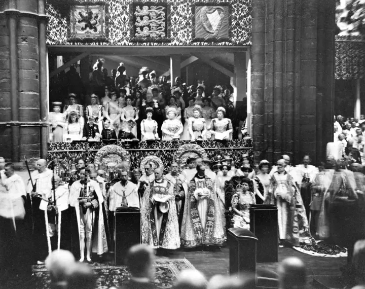 V. György király és Mária királynő elfoglalják a trónt 1911. június 22-én – Fotó: Royal Family
