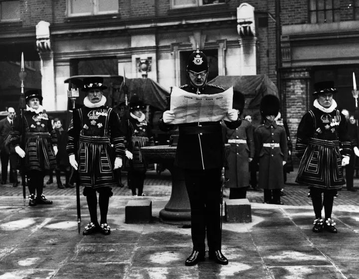 1936. január 20-án egy alezredes felolvassa a londoni Tower Hillen a kiáltványt, amelyben VIII. Eduárdot királlyá nyilvánítják – Fotó: Topical Press Agency / Getty Images