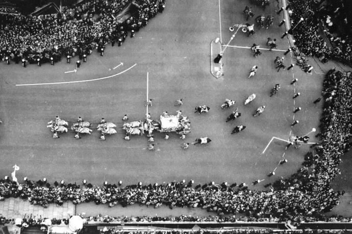 A tömeg integet a királyi menetnek 1953. június 2-án Londonban, II. Erzsébet brit királynő koronázásának napján – Fotó: INTERCONTINENTALE / AFP