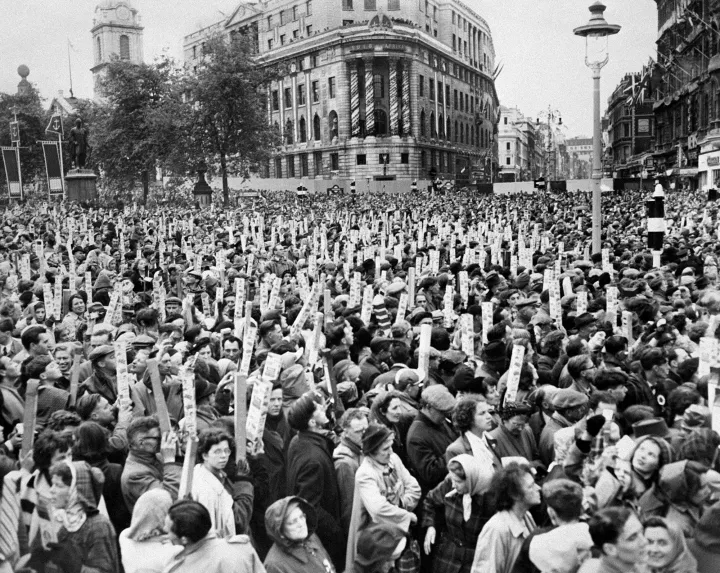 Hatalmas tömeg gyűlt össze a Trafalgar téren a koronázás napján – Fotó: INTERCONTINENTALE / AFP