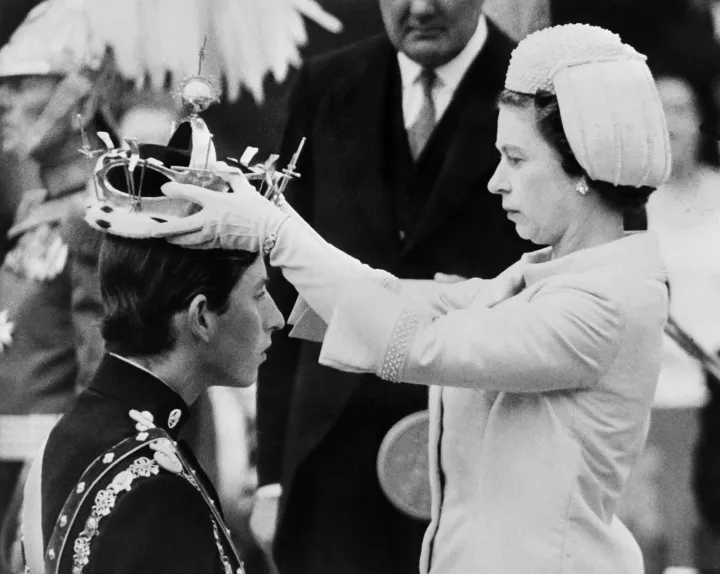 1969. július 1-jén II. Erzsébet királynő koronát helyez fia, Károly herceg fejére az új walesi hercegi beiktatásakor Caernarfonban – Fotó: CENTRAL PRESS / AFP