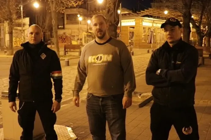 Képkocka a European Fight Night 2023. februári promóciós videójából. A Legio Hungaria részéről Incze Béla (balra), a Kampf der Nibelungen vezetője, Alexander Deptolla (középen) és a Pride France vezetője, Tomasz Szkatulski (jobbra). A videót Szófiában forgatták: megjelenése előtt két nappal itt tartották a Bolgár Nemzeti Unió által szervezett szélsőjobboldali felvonulást, ez a videó a szervezet főhadiszállásának közelében készült – Forrás: legiohungaria.com
