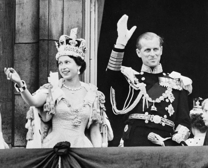 II. Erzsébet brit királynő és férje, Fülöp edinburgh-i herceg integet a tömegnek – Fotó: INTERCONTINENTALE / AFP