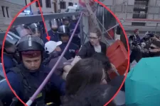 Hadházy Ákos: Egy volt gazdasági főnyomozót vettek őrizetbe a rendőrök a szerdai tüntetés után