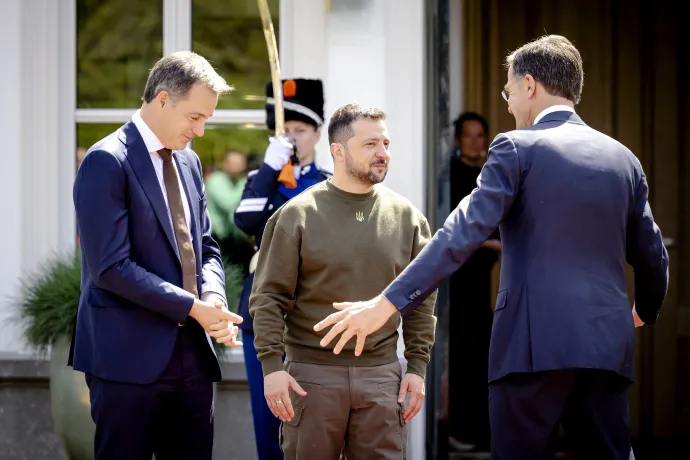Volodimir Zelenszkij ukrán elnök Alexander De Croo belga és Mark Rutte holland kormányfővel Hágában 2023. május 4-én – Fotó: Robin Van Lonkhuijsen / AFP