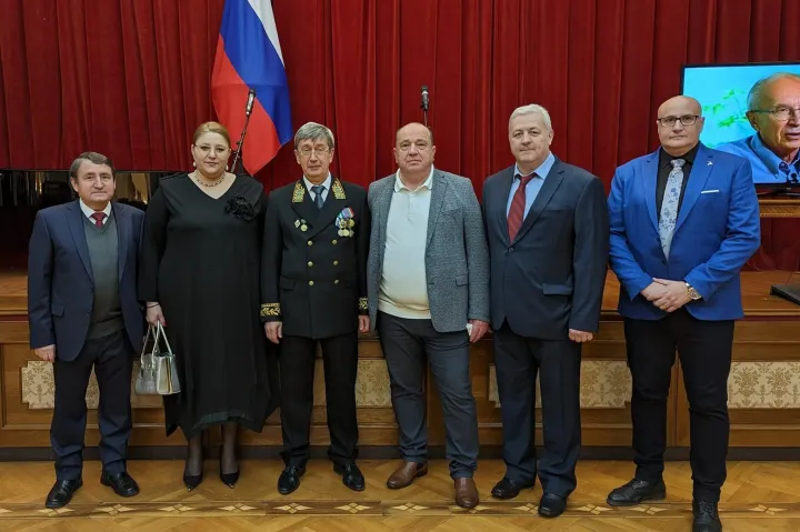 Șoșoacă erőlteti az oroszpártiságot: állandó vendég a bukaresti orosz nagykövetség rendezvényein