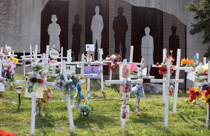 A helybeli túladagolásos esetek áldozatainak emléket állító keresztek az amerikai Sudburyben, 2022. május 9-én – Fotó: Steve Russell / Toronto Star / Getty Images
