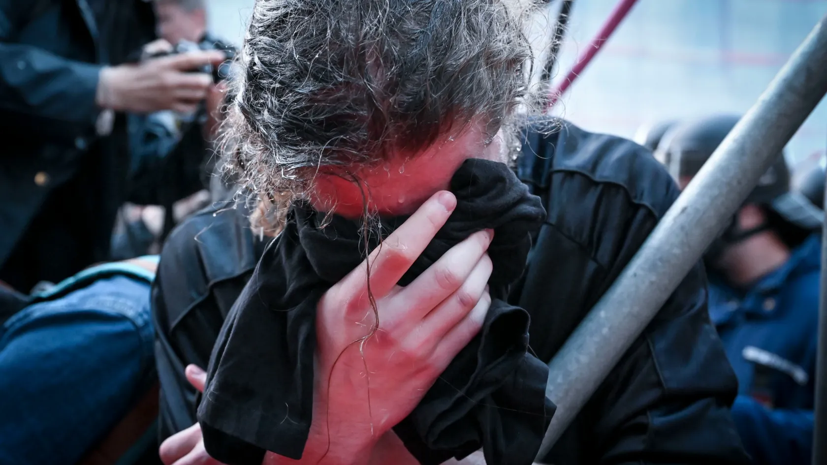 Annyi könnygázt kapott a diáktüntető, hogy még a vele utazó rendőrt is csípte a gáz