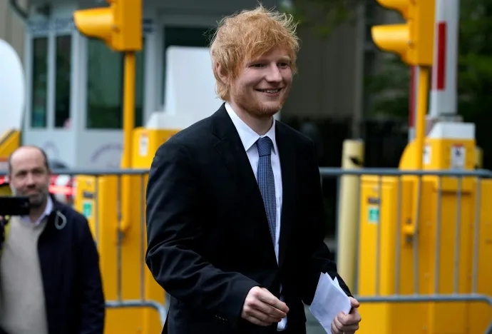 Ed Sheeran távozik a manhattani bíróság épületéből 2023. május 4-én – Fotó: Timothy A. Clary / AFP