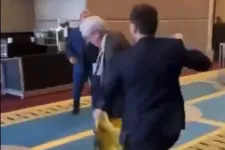 Videón, ahogy egy zászló miatt összeverekedett az orosz és az ukrán delegáció két tagja