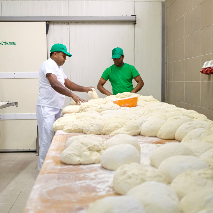 Újabb intézkedésekkel ösztönözné a vendégmunkások hazai foglalkoztatását a kormány