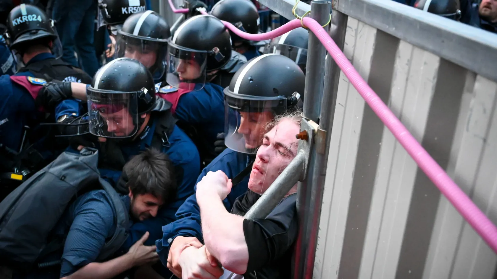 Amikor a saját szemükkel látják és a bőrükön érzik az erőszakot, az maga a bántalmazás