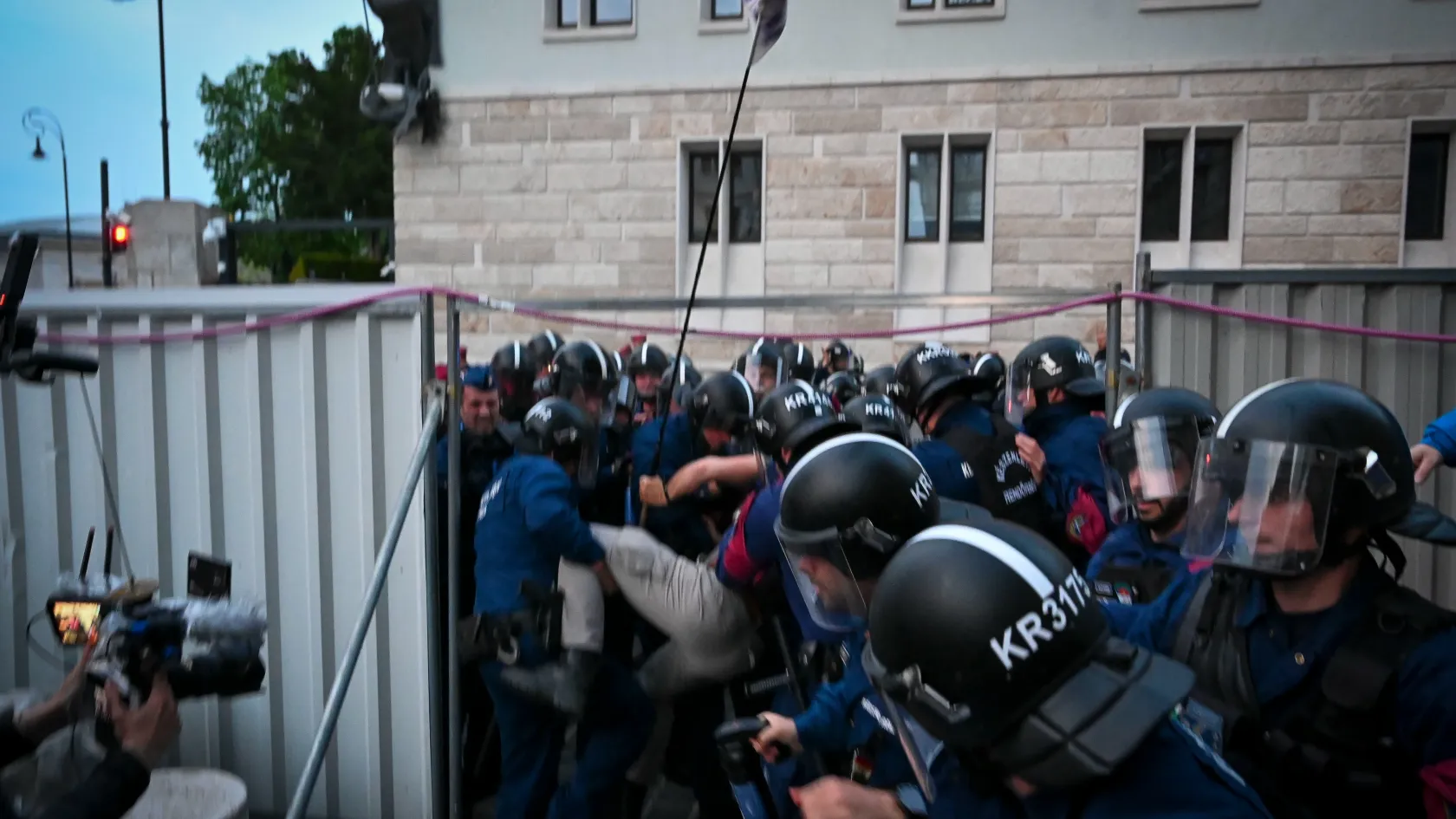 Kiengedték a szerdai tüntetésen őrizetbe vett volt gazdasági főnyomozót, semmivel nem gyanúsították meg