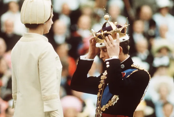 II. Erzsébet királynő Wales hercegévé koronázza Károlyt a Louis Osman tervezte koronával a Caernarvon kastélyban, 1969. július 1-jén, Walesban – Fotó: Anwar Hussein / Getty Images