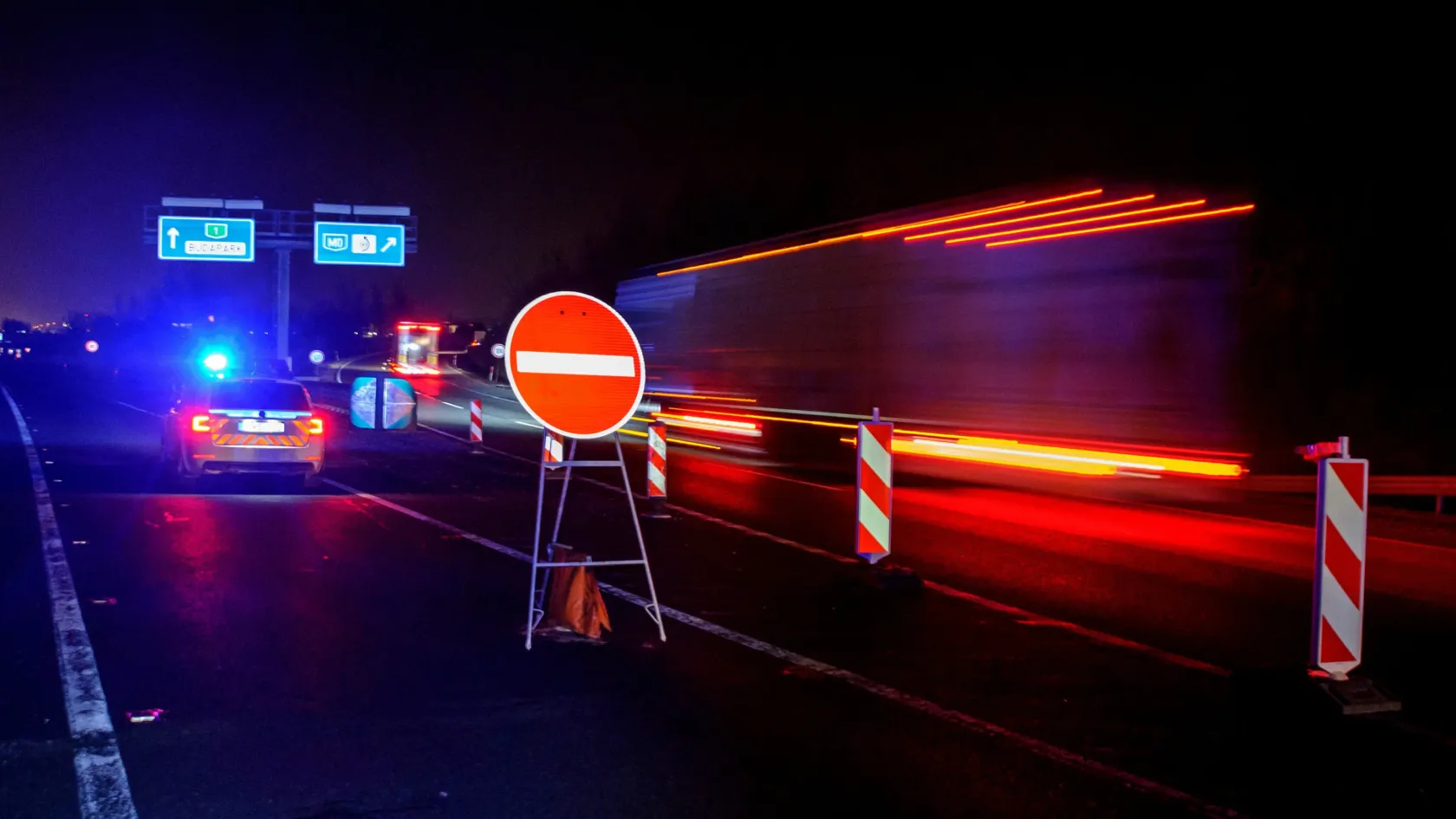 Egy időre a gázoló jármű, aztán két másik autó is megállt az M0-son elütött 92 éves férfi miatt