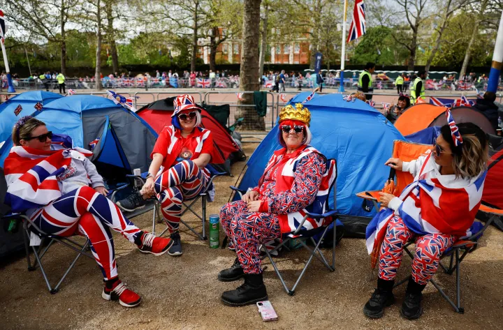 Emberek várakoznak sátrakkal a koronázás előtti napon a Buckingham-palota előtt – Fotó: Clodagh Kilcoyne / Reuters