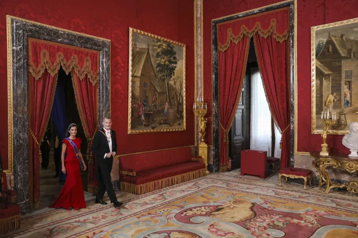VI. Fülöp spanyol király és Letícia királyné egy díszvacsora előtt a madridi királyi palotában 2023. május 3-án – Fotó: Violeta Santos Moura / AFP