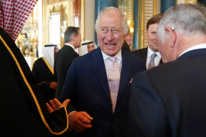 A briteket jobban lázba hozza a hosszú hétvége, mint a koronázás