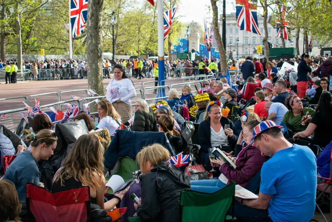 Ha esik, ha fúj, mi itt fogjuk éltetni a királyt – helyszíni riport Londonból