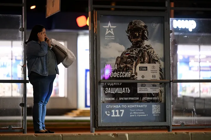 A mi munkánk a haza védelme – olvasható a szerződéses katonai szolgálatot népszerűsítő plakáton Moszkvában – Fotó: Kirill Kudryavtsev / AFP
