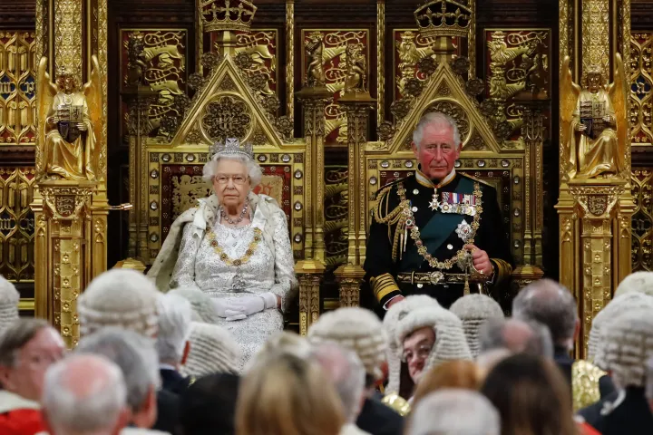 II. Erzsébet és Károly walesi herceg a parlament megnyitóján a londoni parlamentben 2019. október 14-én – Fotó: Tolga Akmen / AFP