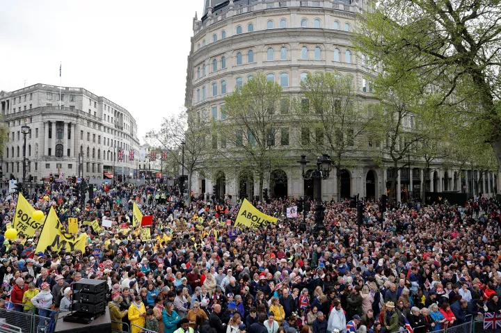 Tüntetők a Trafalgar téren – Fotó: Dömötör Bálint / Telex, Piroschka Van De Wouw / AFP