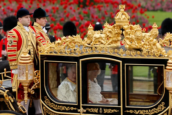 Károly király és Kamilla királyné a hintóban. Fotó: Clodagh Kilcoyne/ Reuters