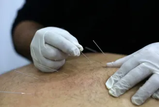 Sürgősségire került egy ráktúlélő, akinek egy torontói akupunktúrás akarta visszanöveszteni a pajzsmirigyét