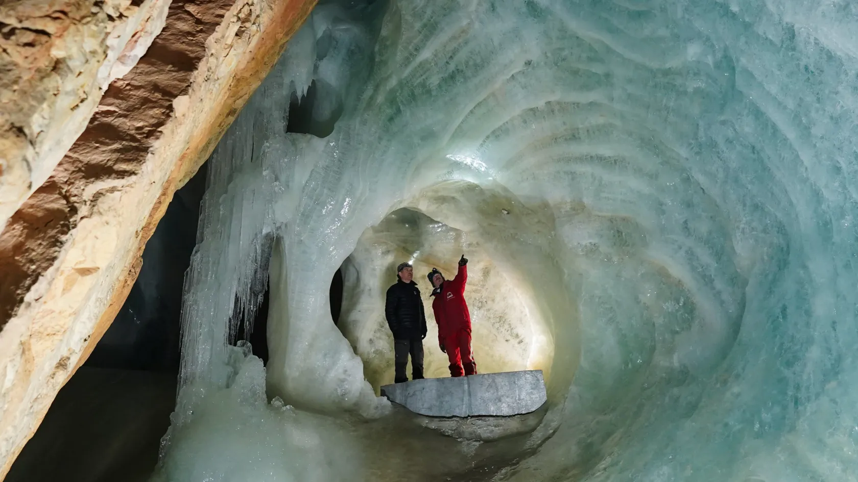 Mit keres a magyar fűnyírógép a világ legnagyobb jégbarlangjában?