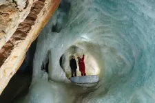 Bejártuk a világ legnagyobb jégbarlangját