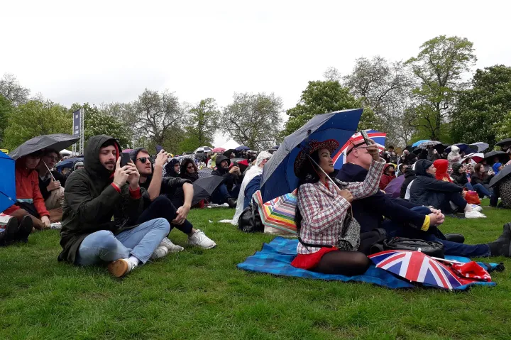 A koronázást a Hyde Parkból néző rajongók megörökítik a történelmi pillanatot, amikor III. Károly fejére kerül a korona – Fotó: Dömötör Bálint / Telex 
