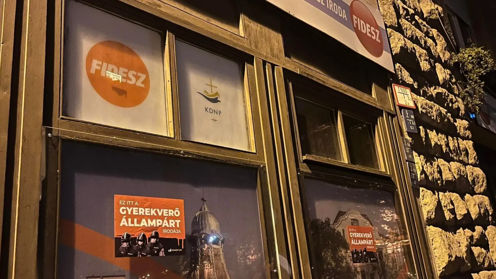 A Momentum „gyerekverő állampárt” feliratú matricákat ragasztott a Fidesz irodáira