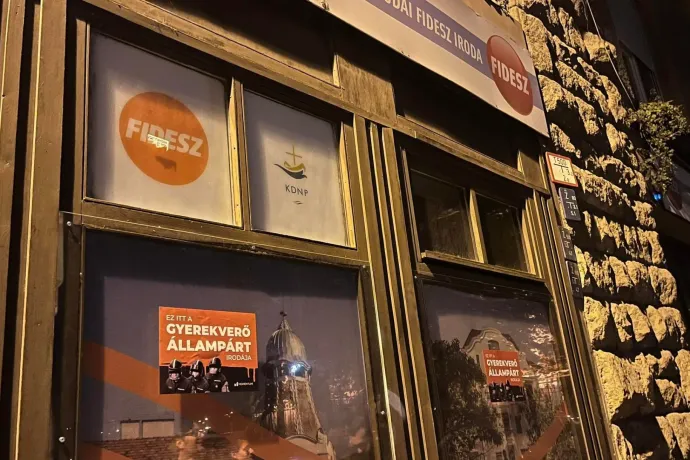 A Momentum „gyerekverő állampárt” feliratú matricákat ragasztott a Fidesz irodáira