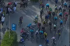 Giro: Hatalmas tempónál csapódtak a nézők közé a sprintelő bringások
