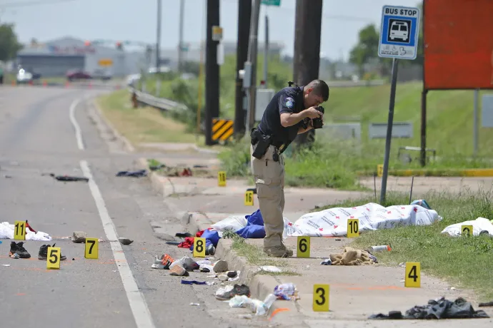 Heten meghaltak, miután belehajtottak egy menedékhely előtti buszmegállóba Texasban