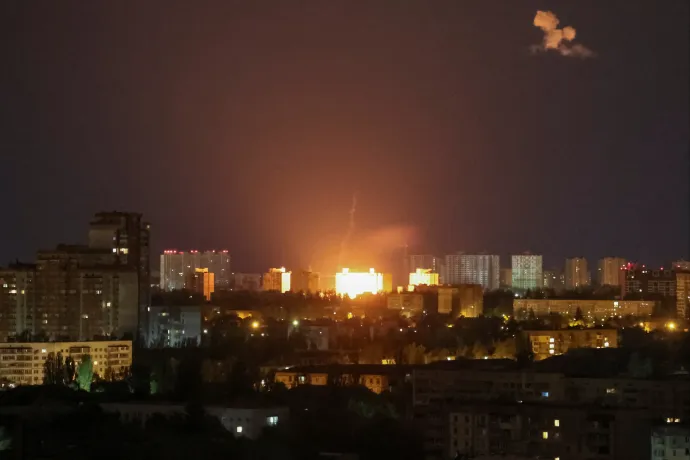 Hétfő éjjel 35 drónt semmisített meg az ukrán légvédelem, Kijevben öt embert sebesítettek meg a törmelékek