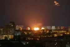 Hétfő éjjel 35 drónt semmisített meg az ukrán légvédelem, Kijevben öt embert sebesítettek meg a törmelékek