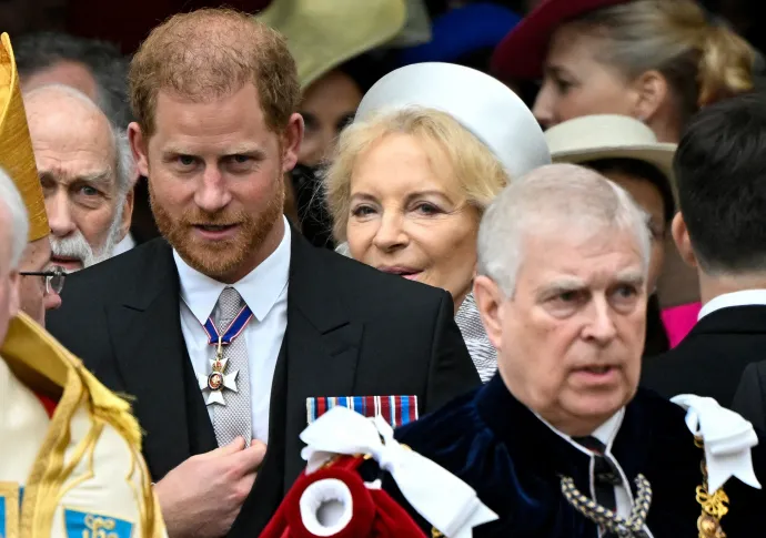 Harry herceg a koronázásra érkező vendégek körében, az előtérben András herceg – Fotó: Toby Melville / AFP