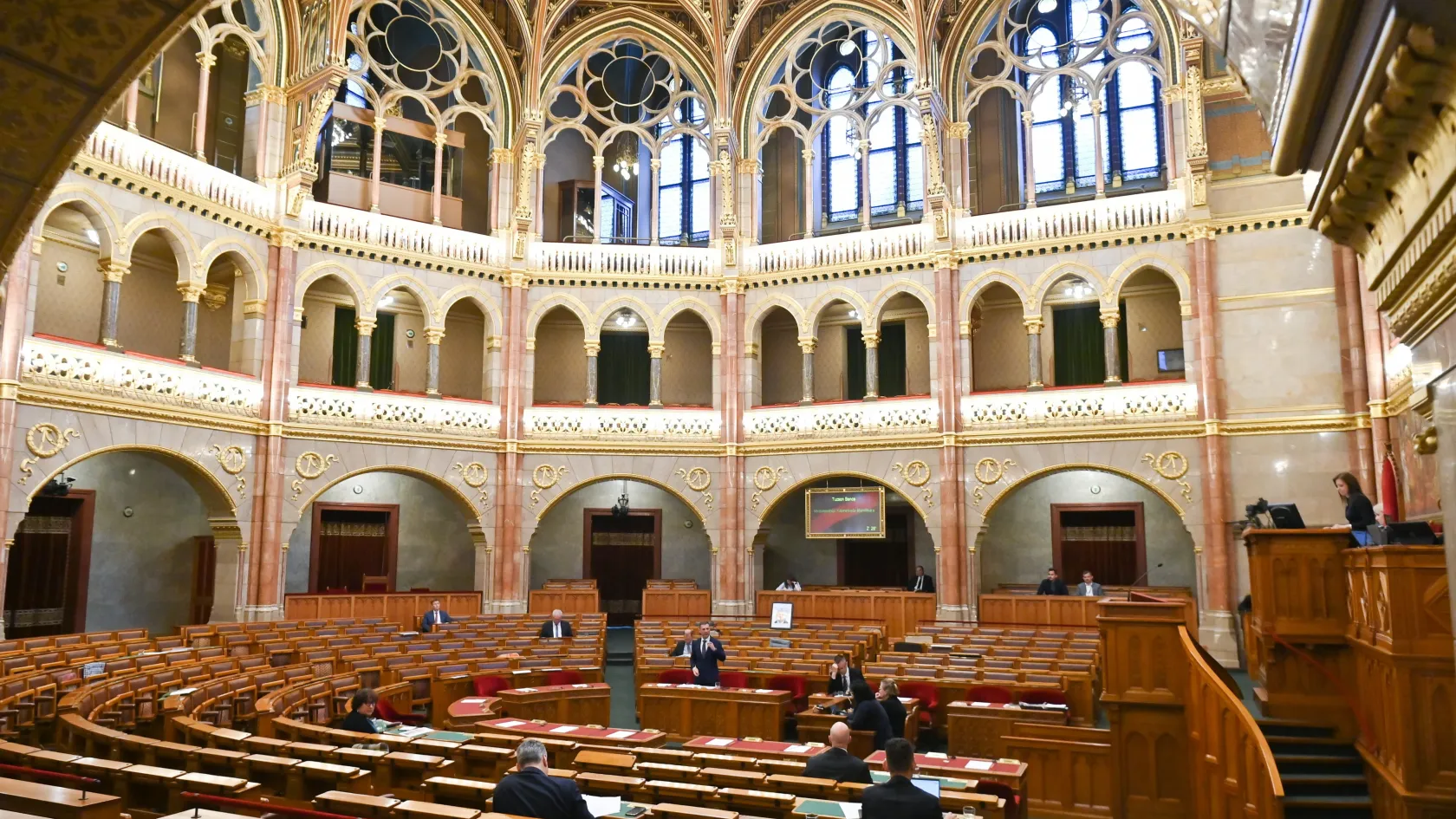 A tüntetésről a parlamentben: A szélsőjobb semmit, a diákok könnygázt és tonfát kaptak a rendőröktől